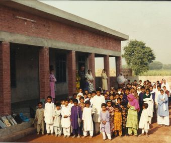 1996: Første skoleelever